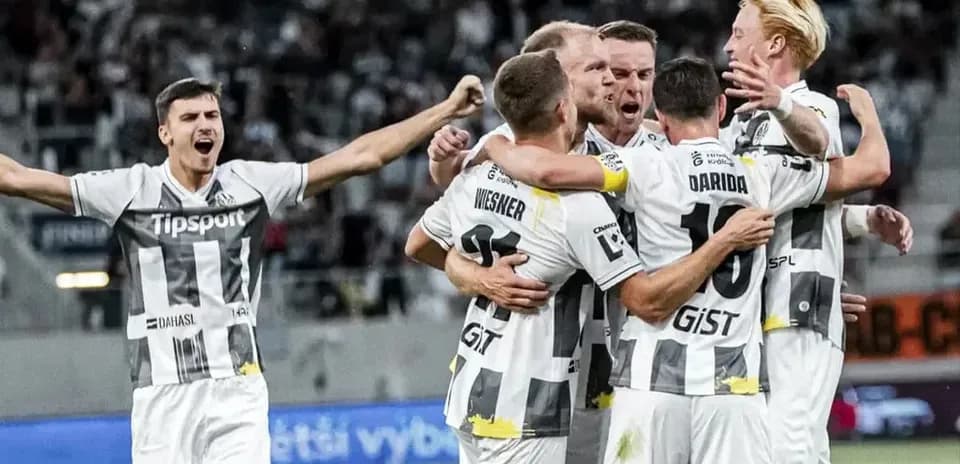 Players celebrating goal during Hradec Králové match