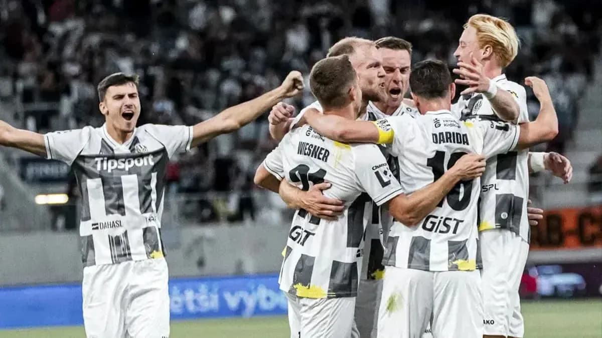 Players celebrating goal during Hradec Králové match