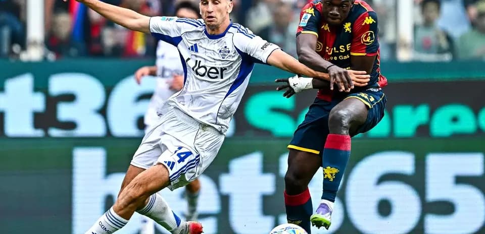 Players competing for the ball during Genoa vs Como