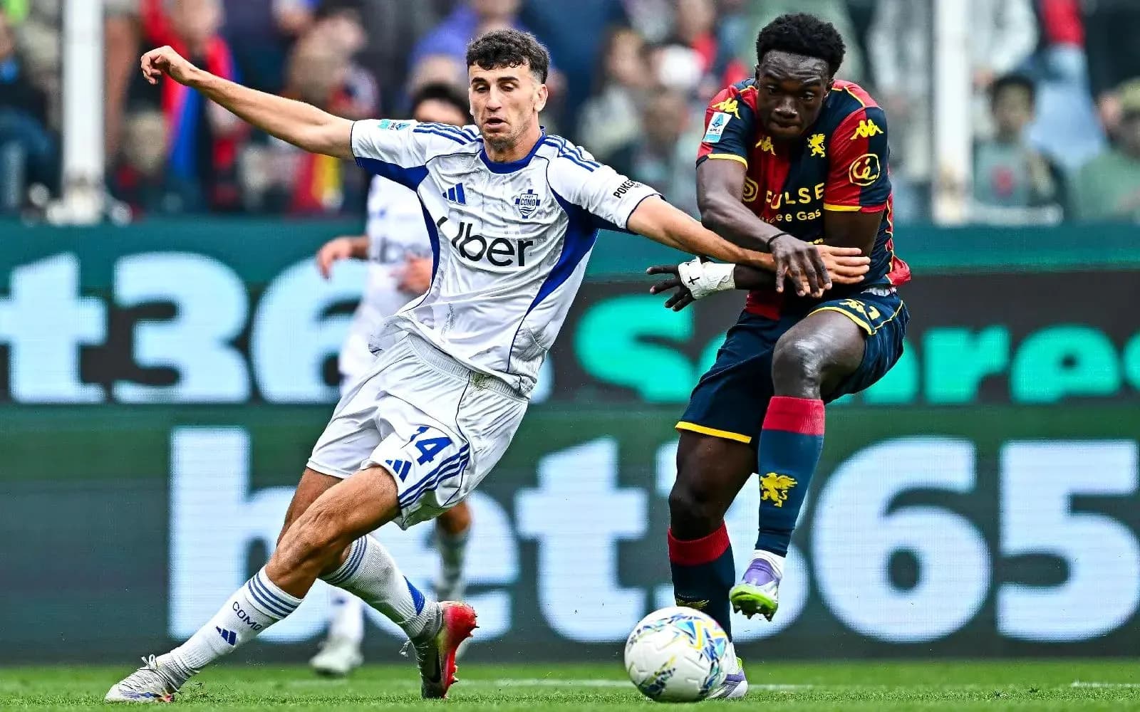 Players competing for the ball during Genoa vs Como