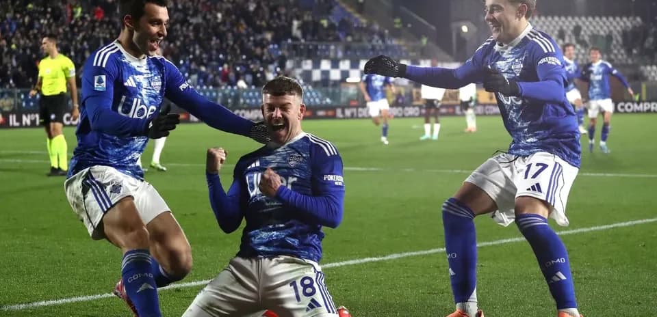 Como players celebrating a goal during match
