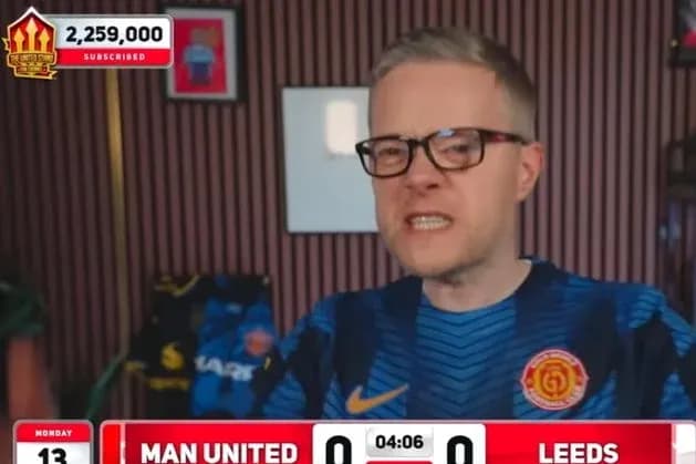 Person in a Manchester United jersey livestreaming match commentary