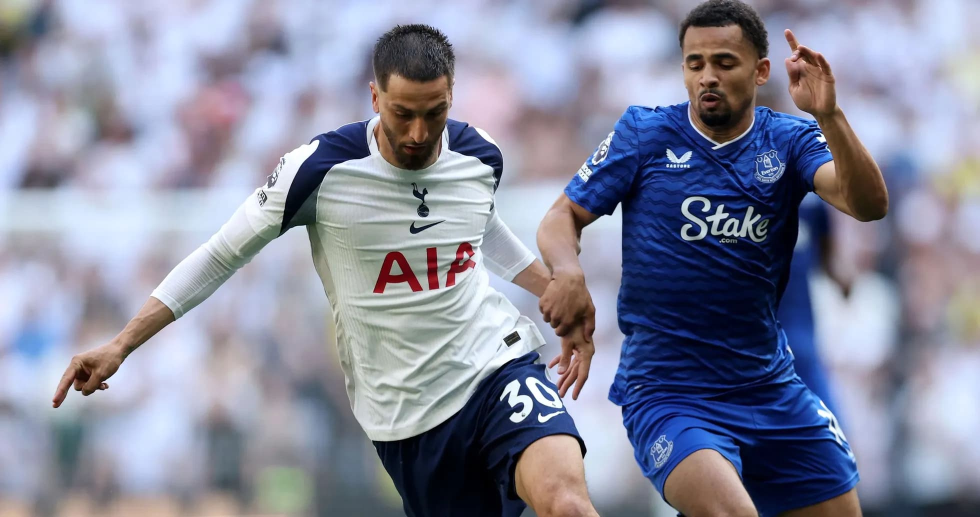 Tottenham player dribbling against Everton opponent