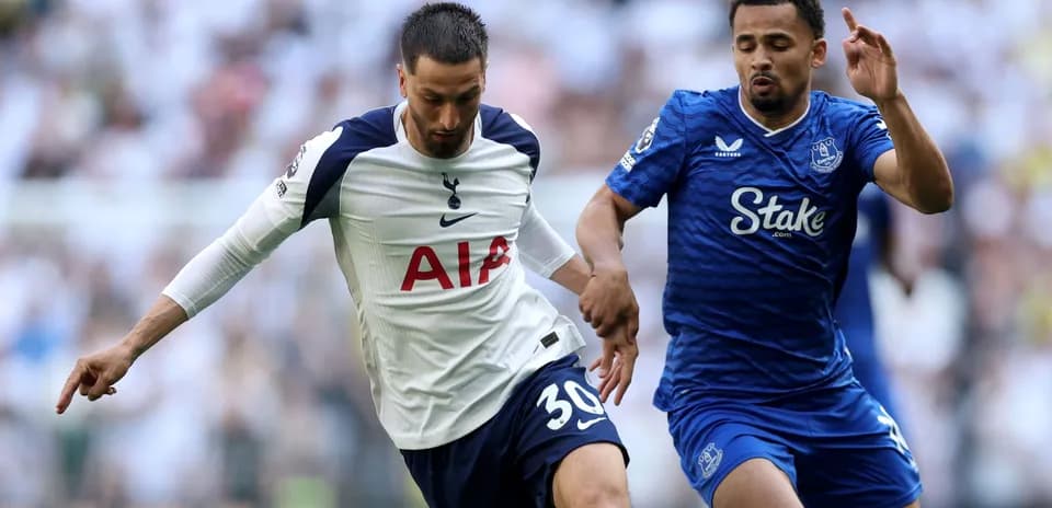 Tottenham player dribbling against Everton opponent