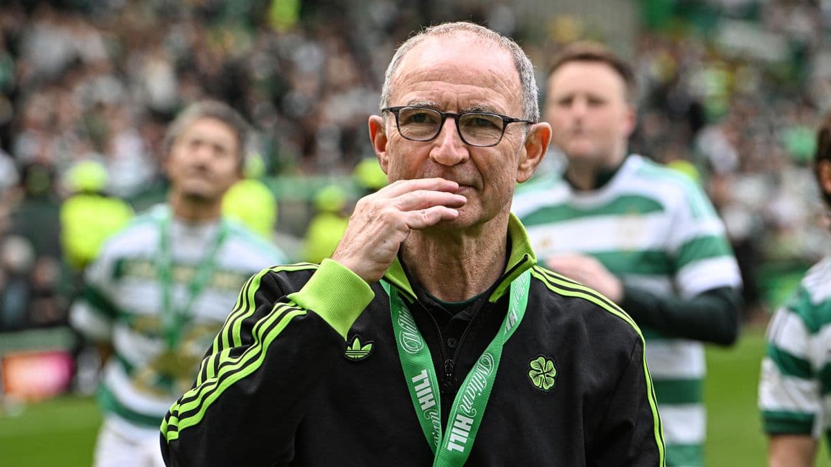 Celtic manager on pitch with players celebrating