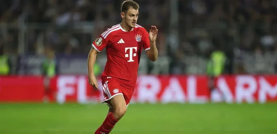 Bayern Munich player running on the field