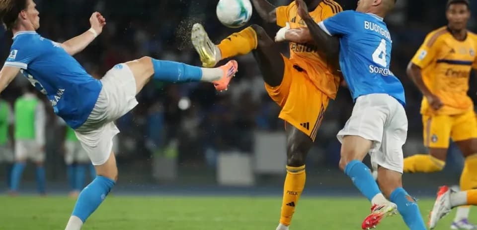 Players contesting the ball in Pisa vs Napoli match
