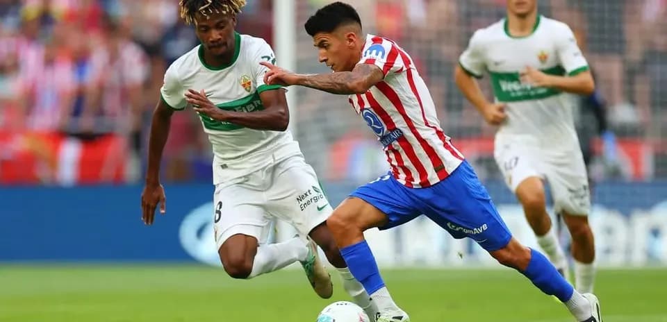 Player dribbling during Elche vs Atletico Madrid match