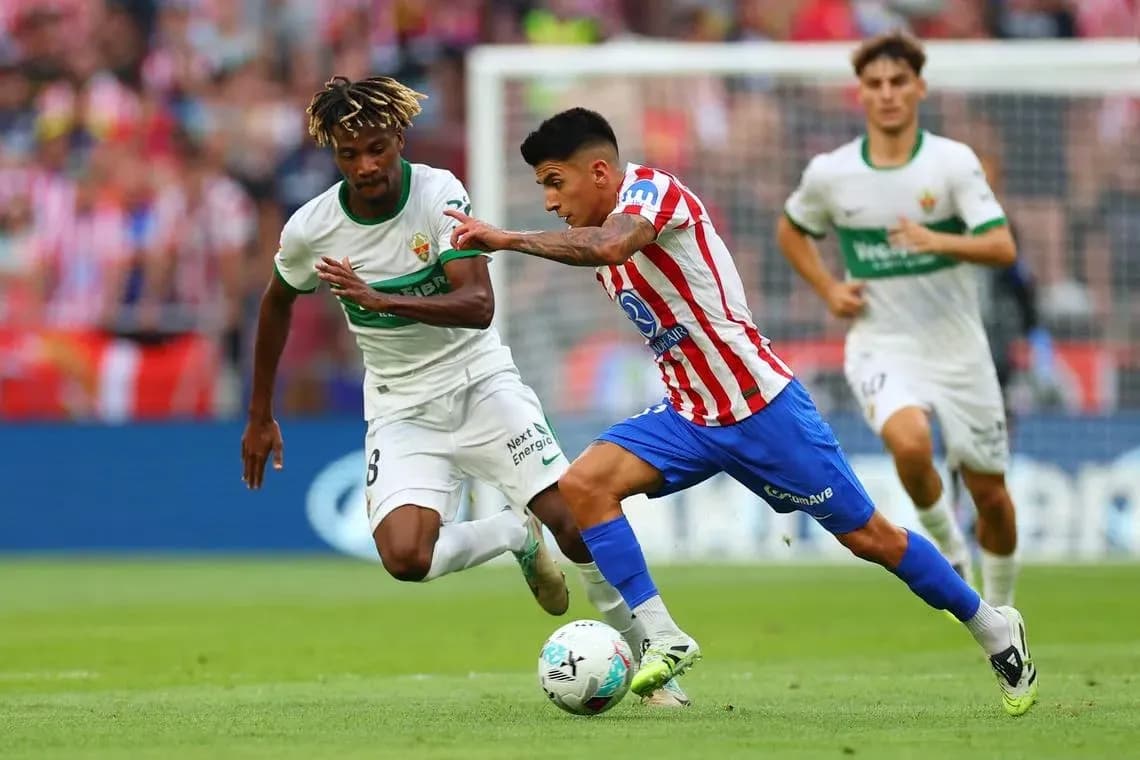 Player dribbling during Elche vs Atletico Madrid match