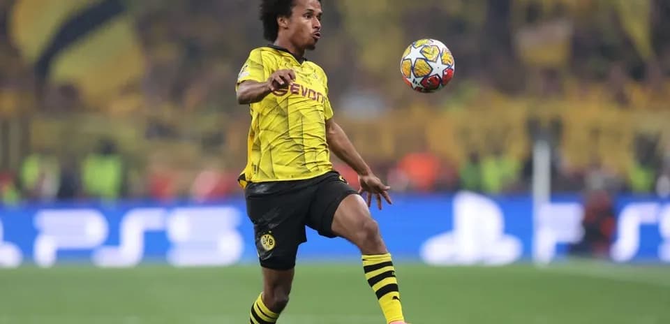 Player in Borussia Dortmund jersey controlling the ball