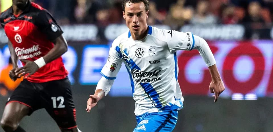 Puebla player dribbling against Club America opponent
