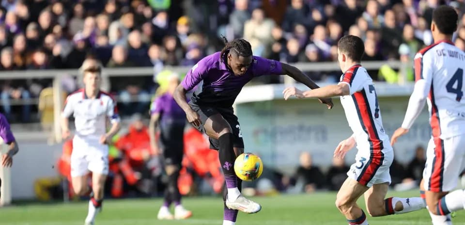Fiorentina player controlling the ball during match