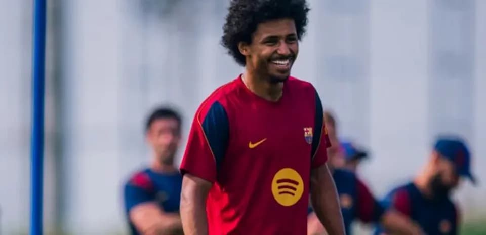 Player training with FC Barcelona team on pitch