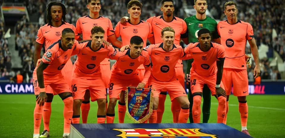 Barcelona team posing before match against Newcastle