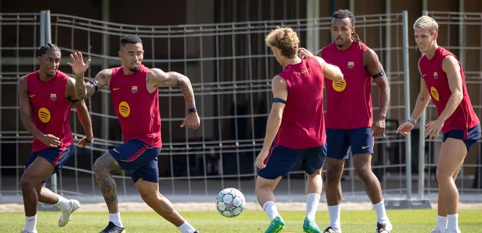 Barcelona players training and passing the ball
