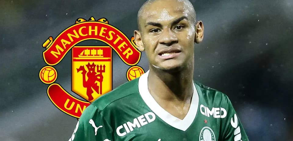 Player in Palmeiras kit with Manchester United logo
