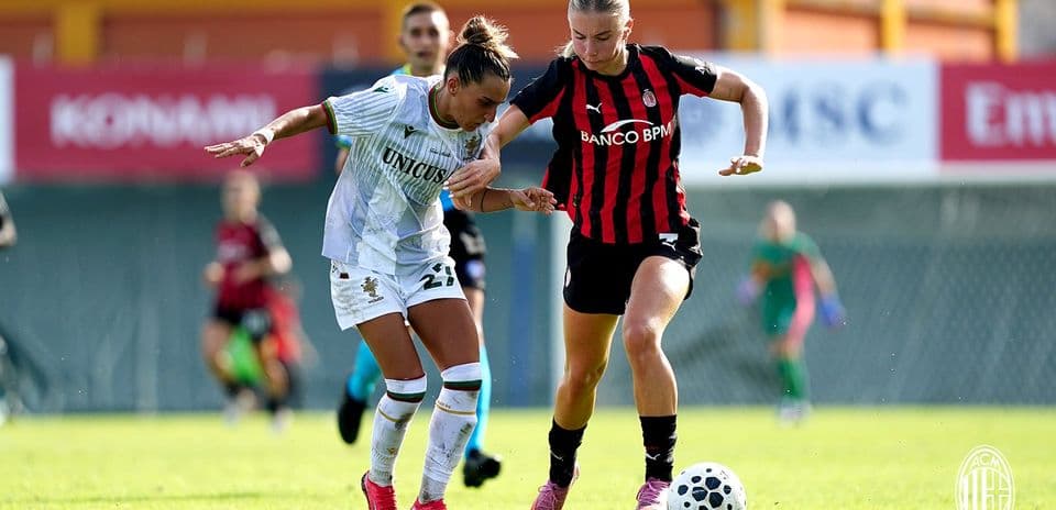 Players competing for the ball in Serie A Women match