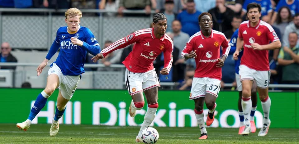 Manchester United players sprinting against Everton opponent