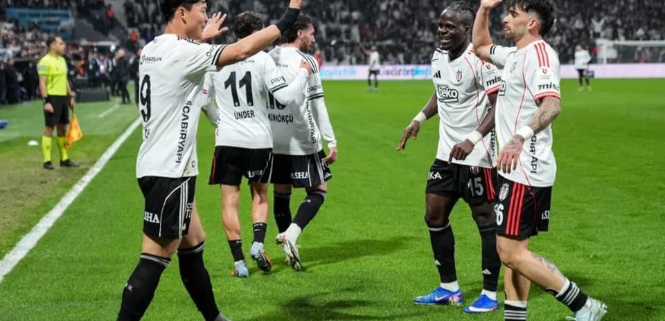 Beşiktaş players celebrating during match