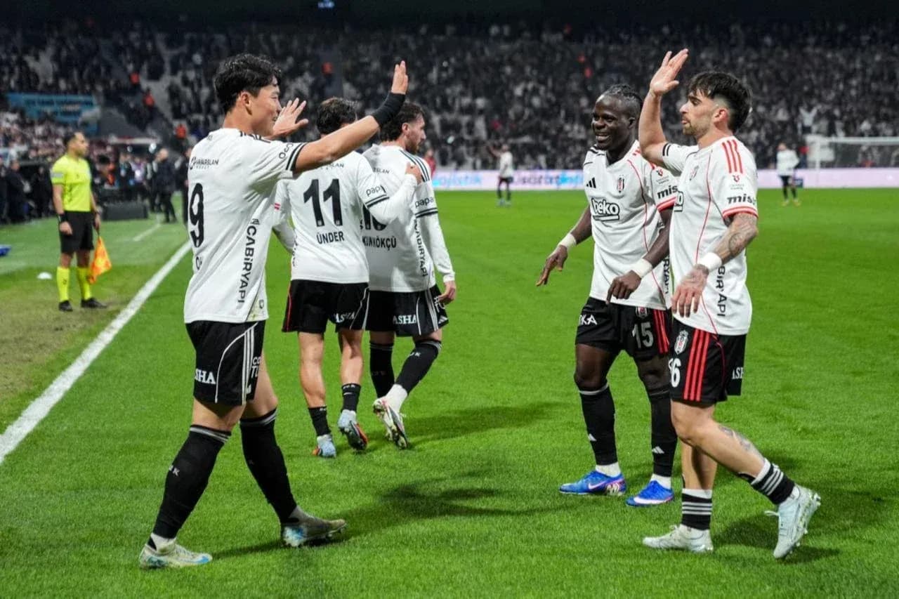 Beşiktaş players celebrating during match