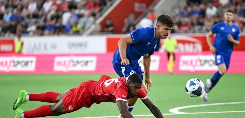 Dinamo Zagreb player challenges FC Thun opponent