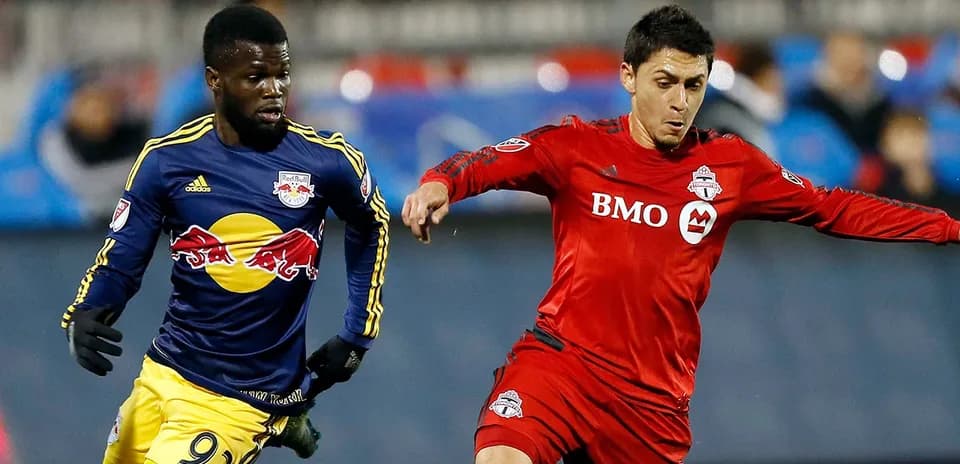 Toronto II player challenging New York RB II player