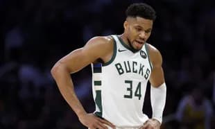 Giannis Antetokounmpo in Bucks uniform during game