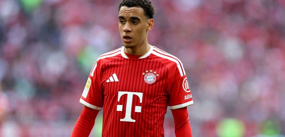 Player in Bayern Munich jersey on the field