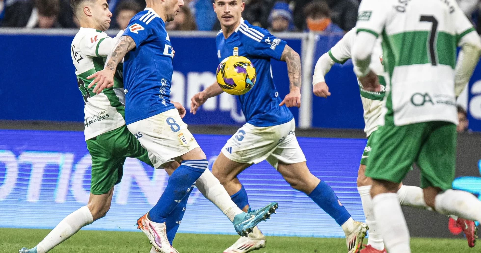 Oviedo players competing against Elche