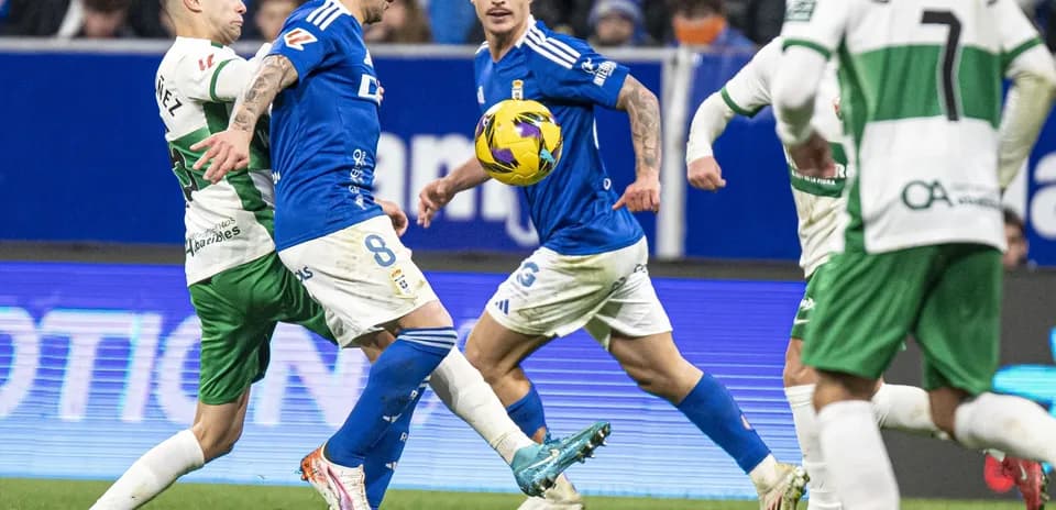 Oviedo players competing against Elche