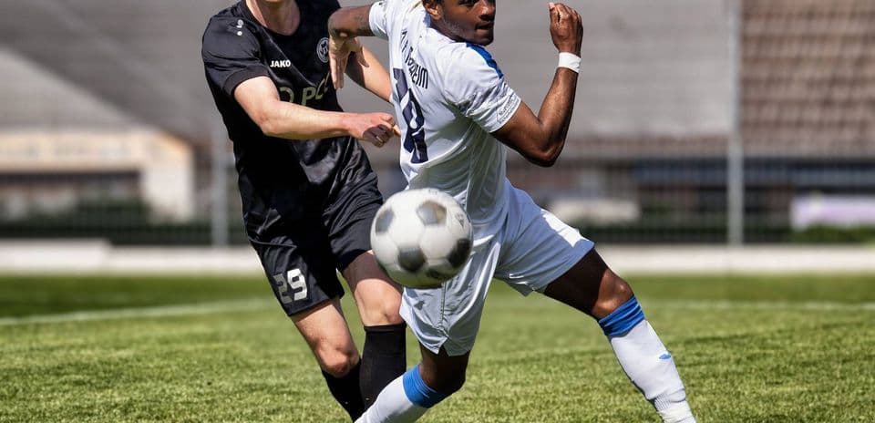 Player from Monheim kicking the ball