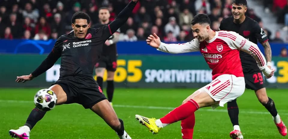 Arsenal player shooting against Bayer Leverkusen