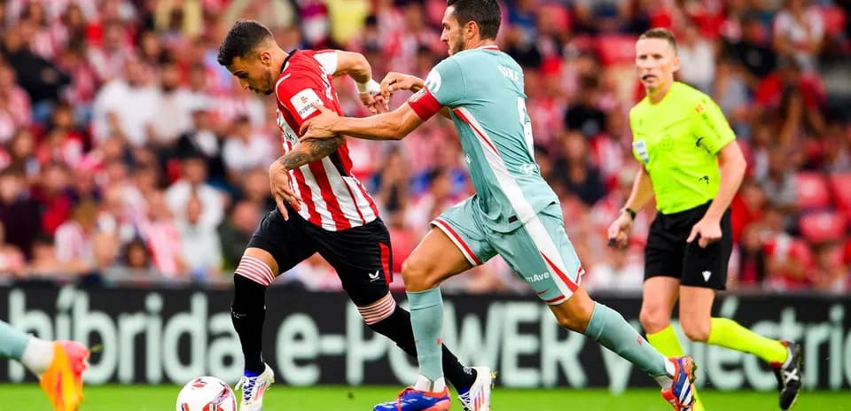 Athletic Club player dribbling past Atletico Madrid player