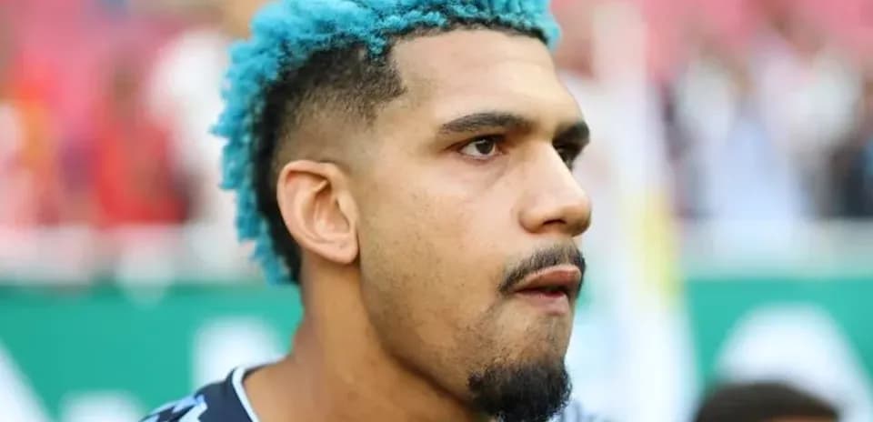 Player with blue hair before the match