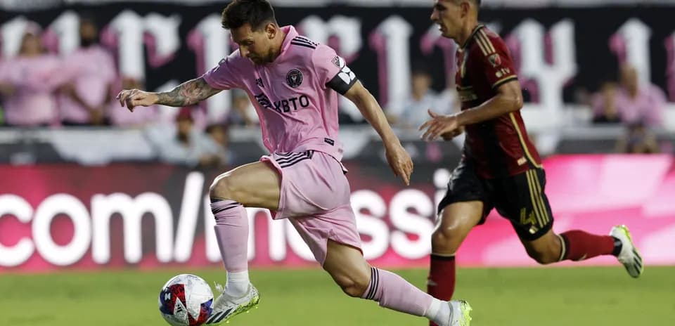 Lionel Messi dribbling past Atlanta United player