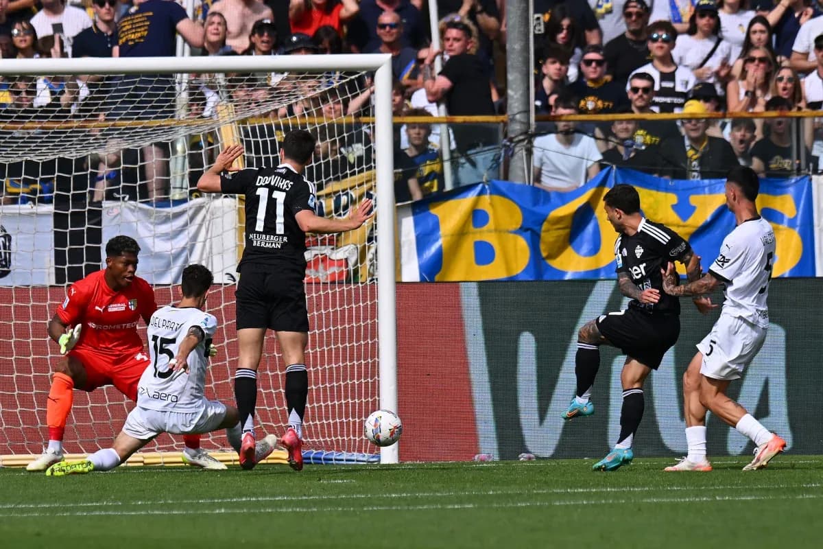 Como player attempting to score against Parma