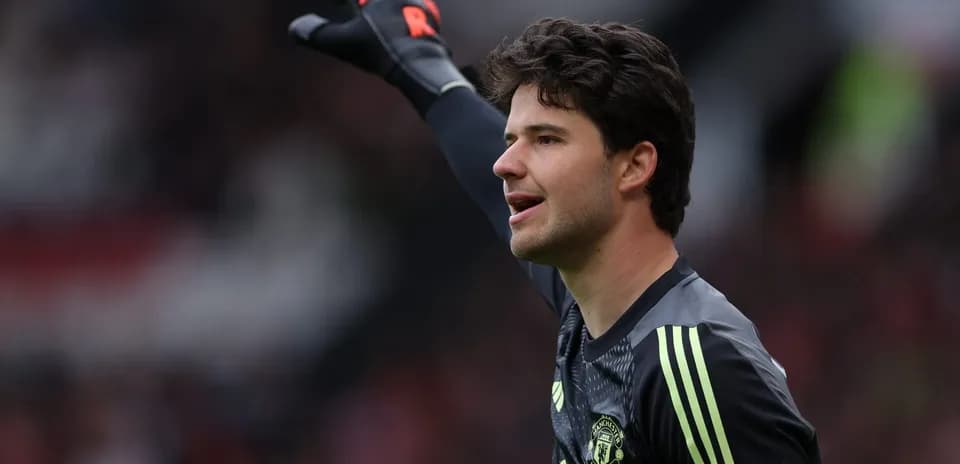 Goalkeeper gesturing during match for Manchester United
