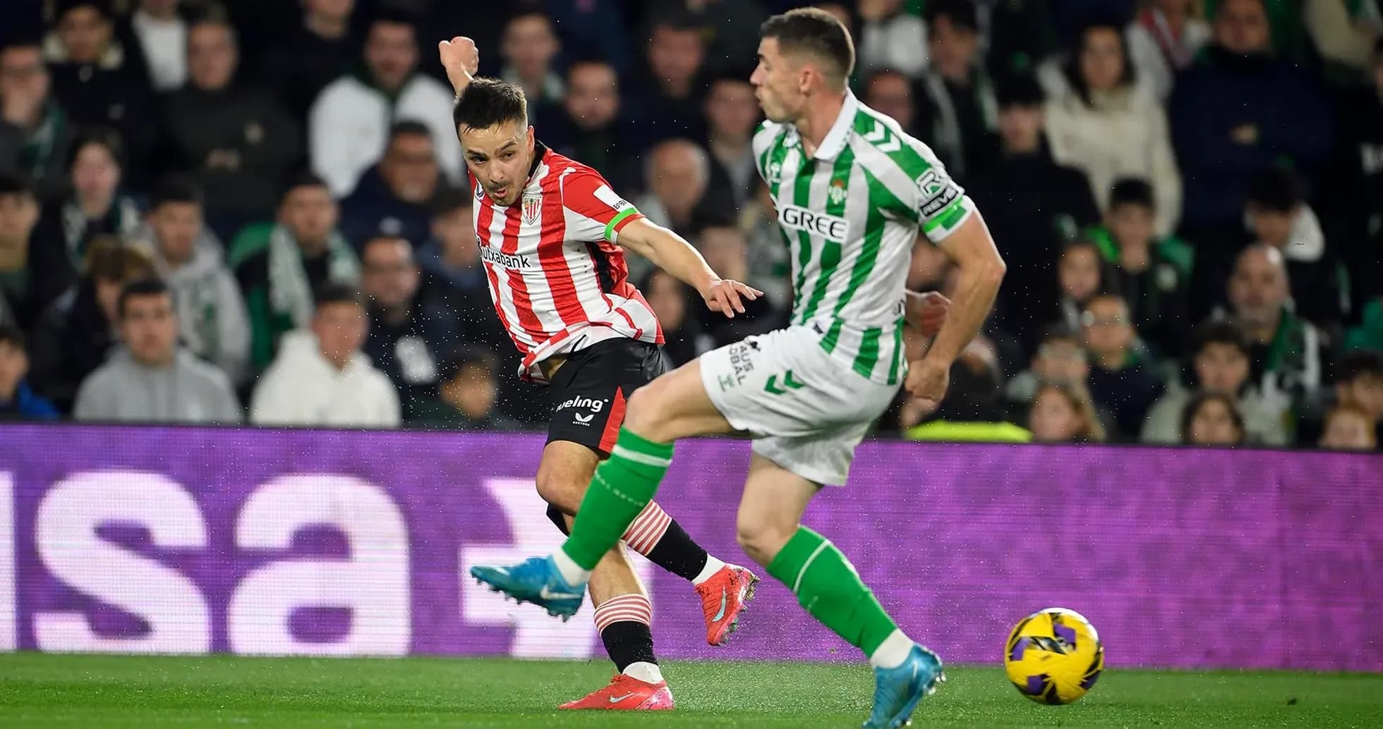 Athletic Club player dribbling past Real Betis defender