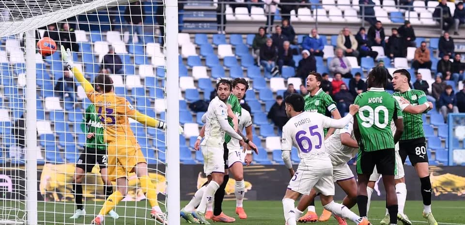 Players contesting a goal during Fiorentina match
