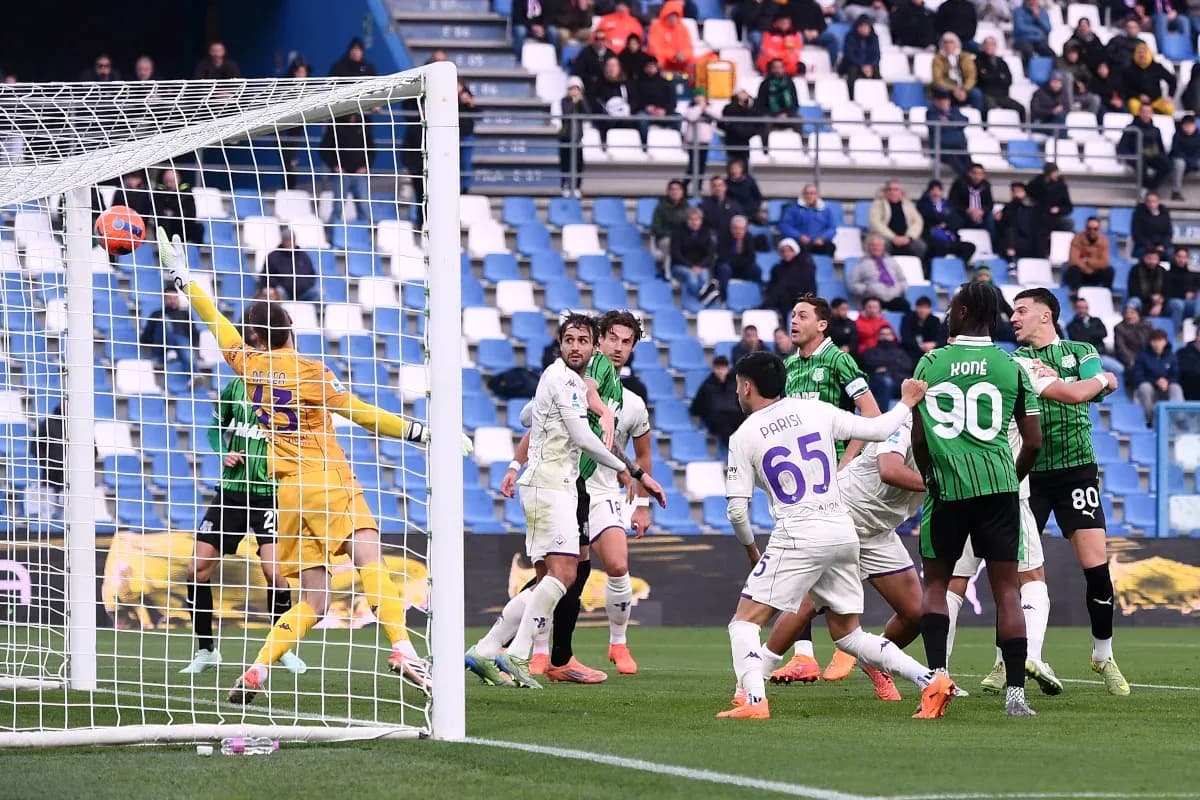 Players contesting a goal during Fiorentina match