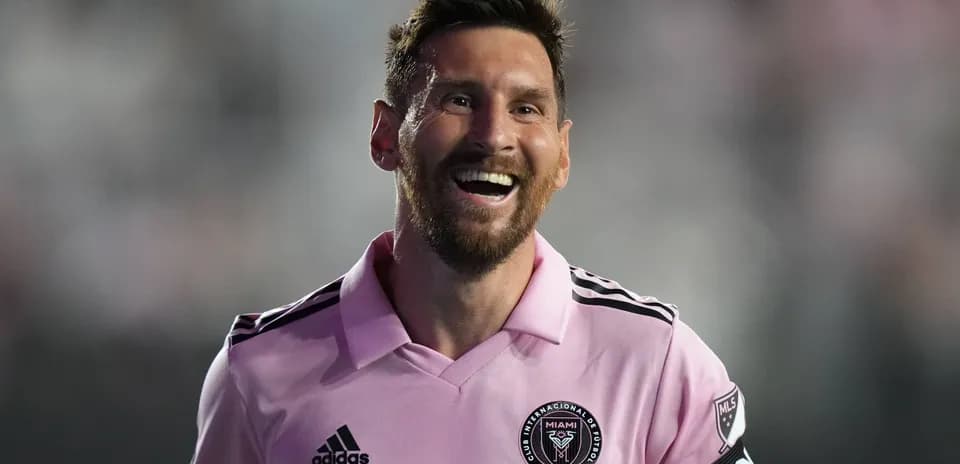 Player in pink jersey smiling during match