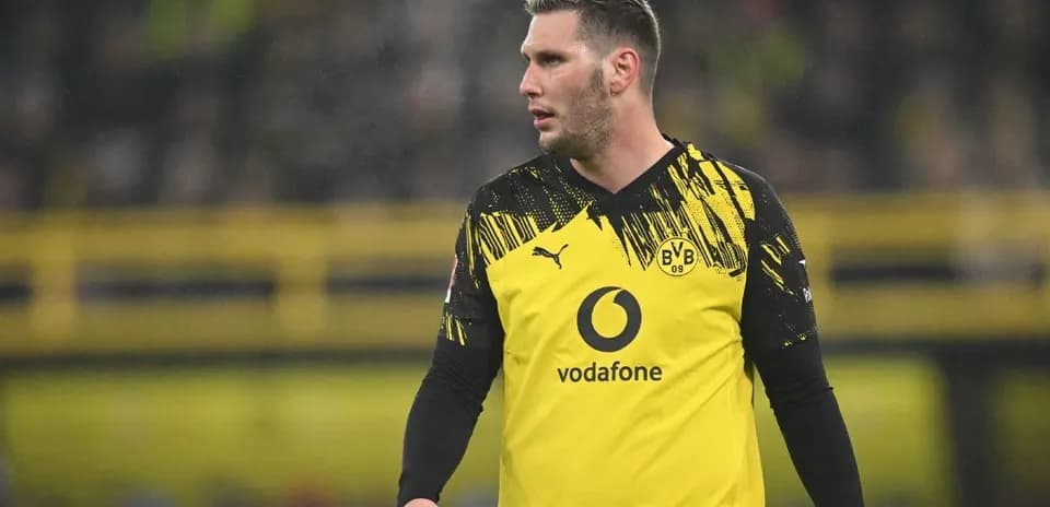 Player in Borussia Dortmund jersey on the field