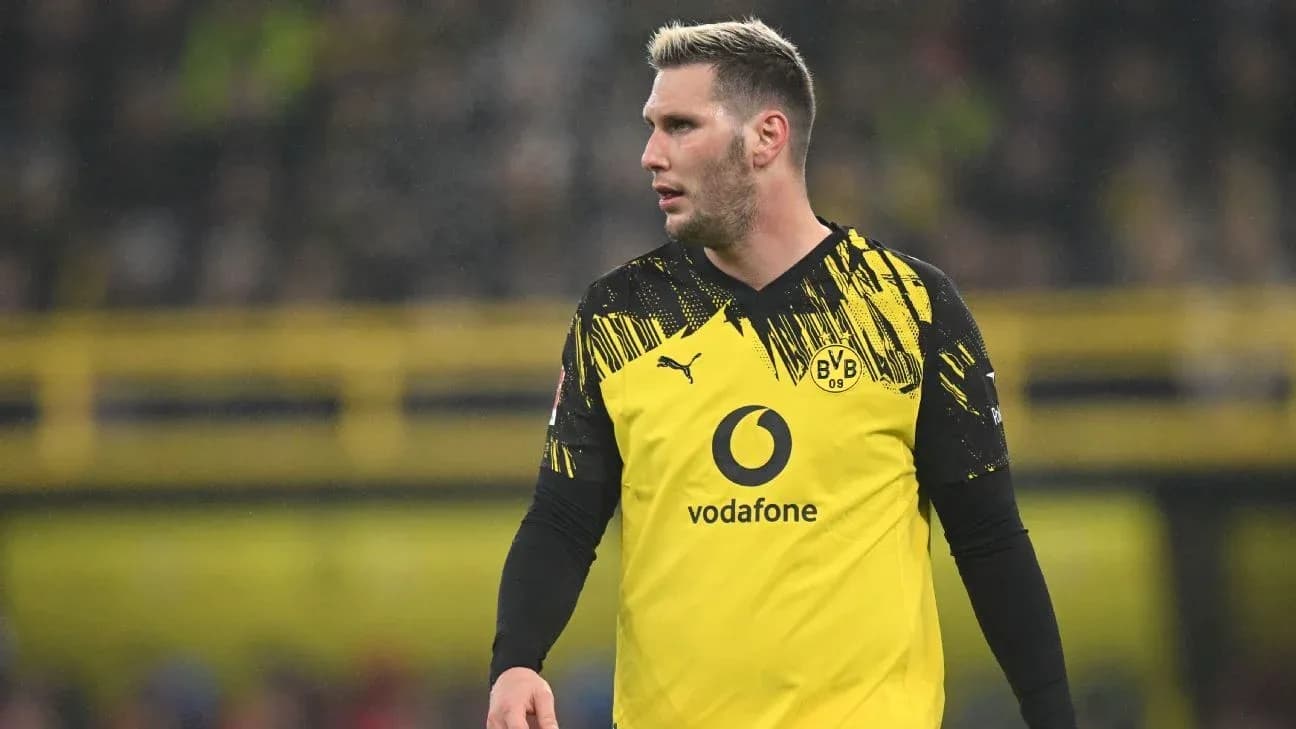 Player in Borussia Dortmund jersey on the field
