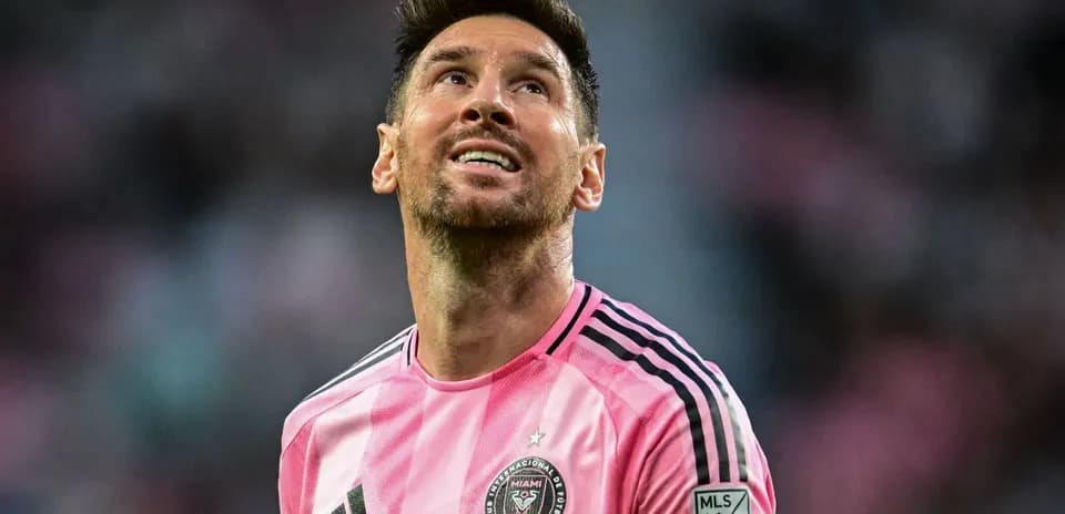 Player in pink jersey looking up during match