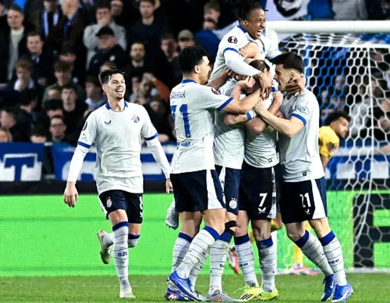 Dinamo Zagreb players celebrating a goal