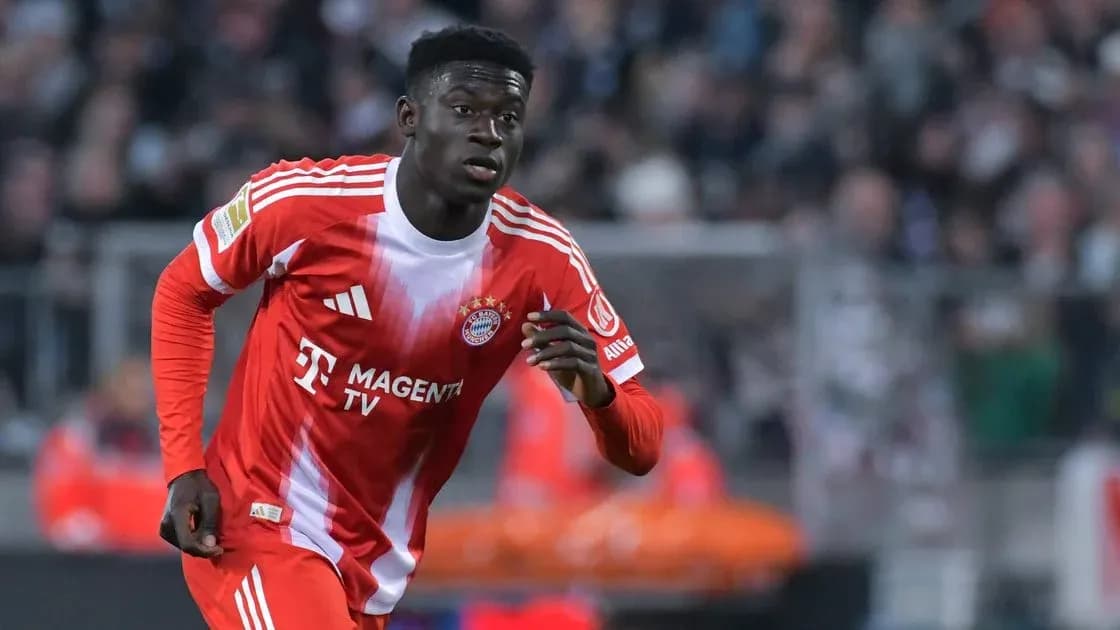 Player in Bayern Munich kit running on the pitch