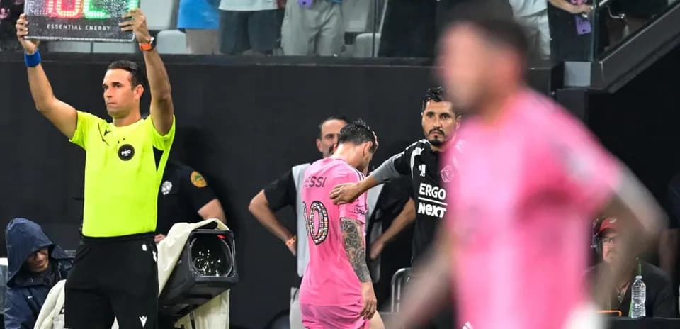 Substitution with Messi exiting the field
