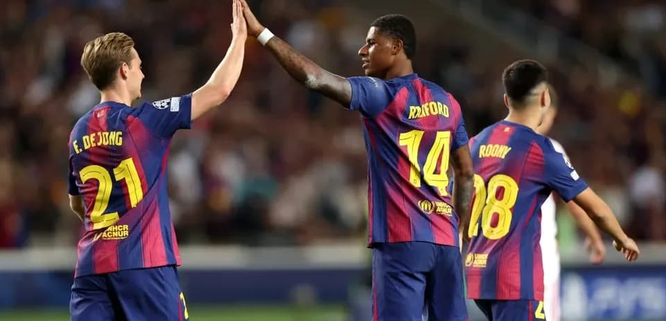 Frenkie de Jong and Rashford celebrating on pitch
