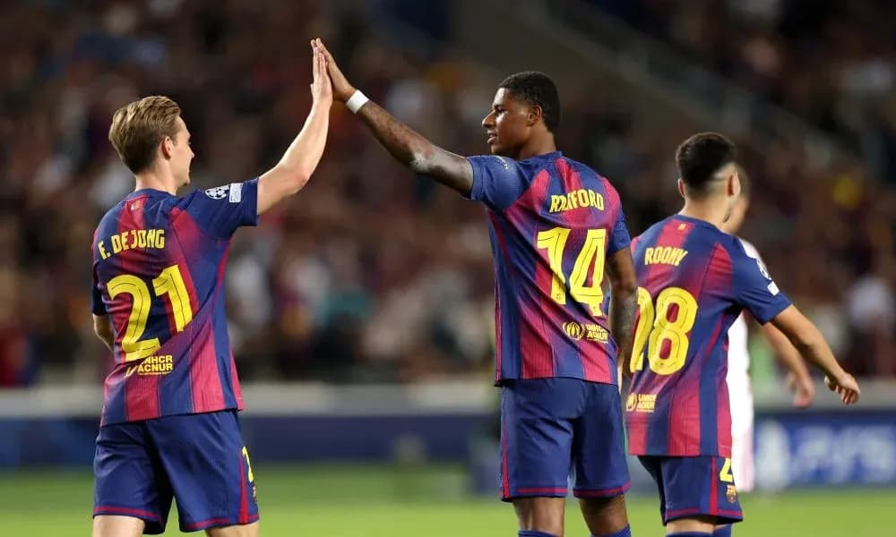 Frenkie de Jong and Rashford celebrating on pitch