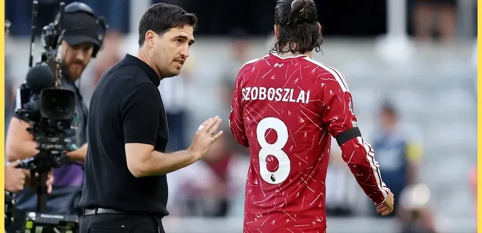Coach discussing with player Szoboszlai during match